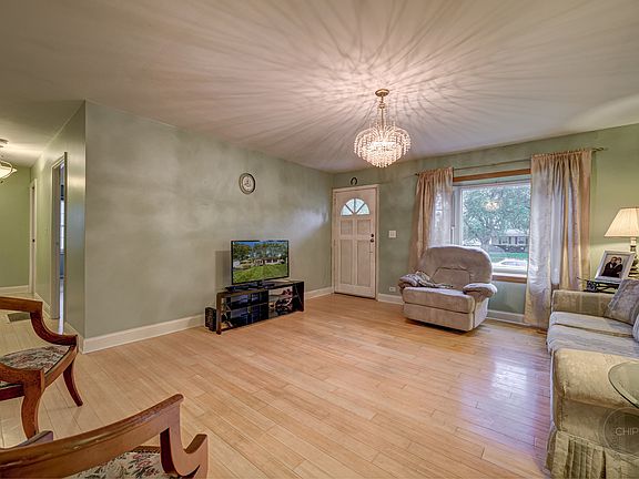 3rd image of 7649 Woodridge Dr