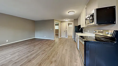 102 Summit Ave N Photo 1
