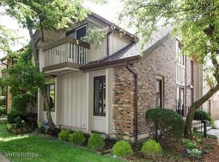 12 Kent Ct, Willowbrook, IL 60527