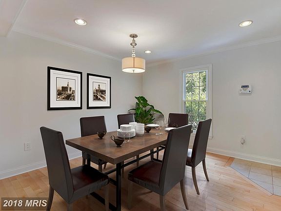 4th image of 1043 Hyde Park Dr