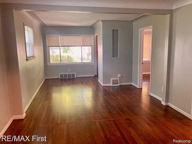 340 E Maxlow Ave — Photo 2