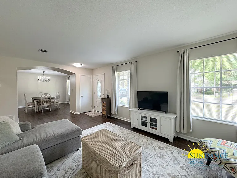 606 Camborne Ave NE — Photo 2