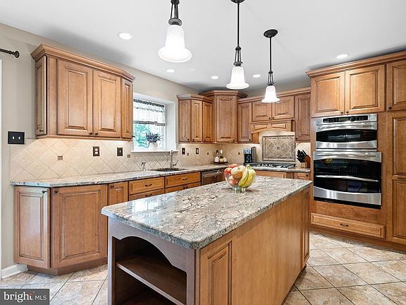 5th image of 165 Cambridge Cir #79