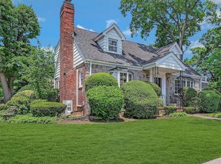 5 Elm Dr, New Hyde Park, NY 11040