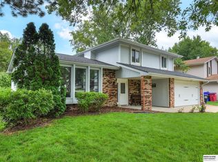 825 Donegal Dr, Papillion, NE 68046