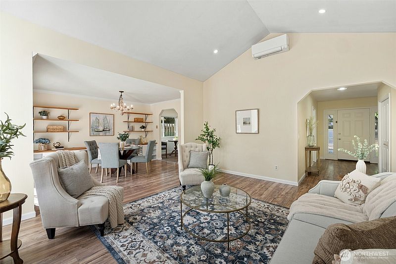 4th image of 1006 NE Pennington Loop