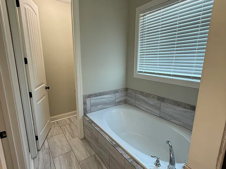 103 Hattie Ct — Photo 12