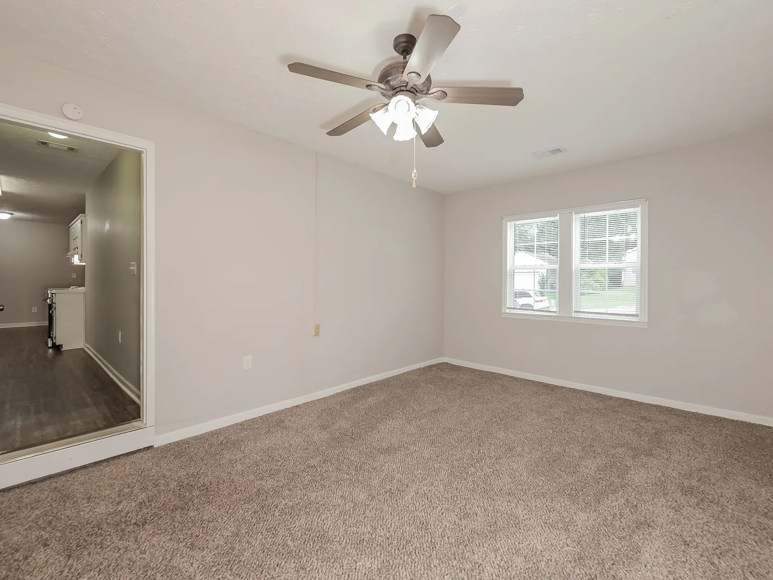 3 bed, 2.0 bath, 1358 sqft, $1,736 — Photo 3
