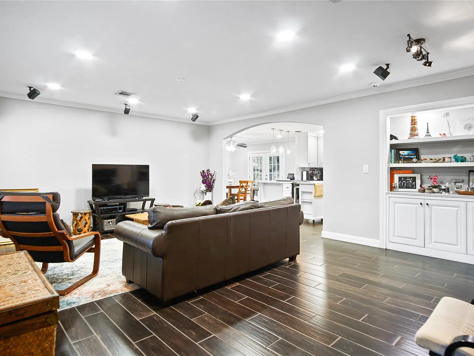 3 bed, 2.0 bath, 1560 sqft, $2,800 — Photo 2