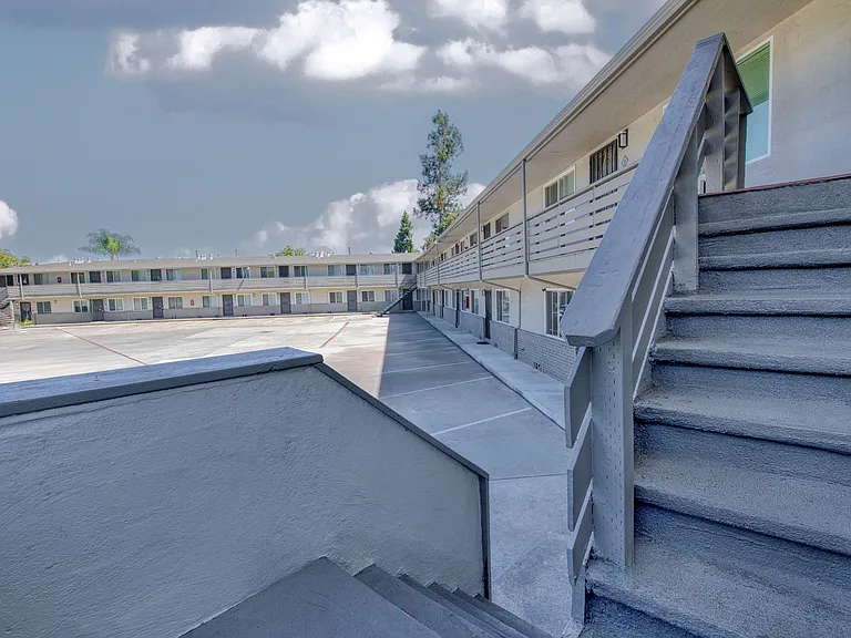 Willow Manor Apartments — Photo 9