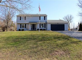 8 Peppermill Dr, Fairport, NY 14450