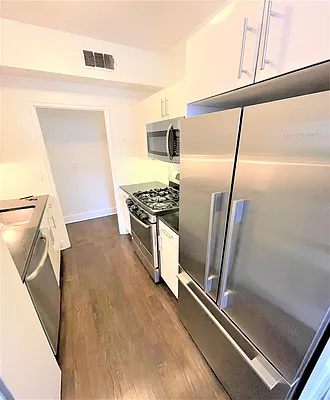 Rented by Manhattan Realty Group | media 29