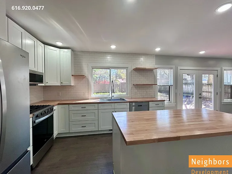 2390 Crestview Dr SW — Photo 4