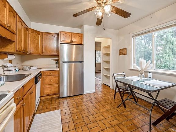 3rd image of 14 Cromwell Pl APT A