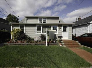 8 Winthrop St, Lynbrook, NY 11563