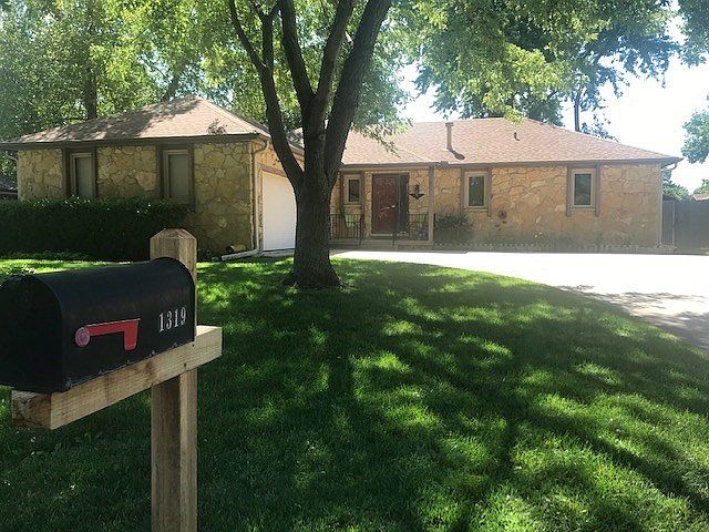 2nd image of 1319 N Chipper Ln