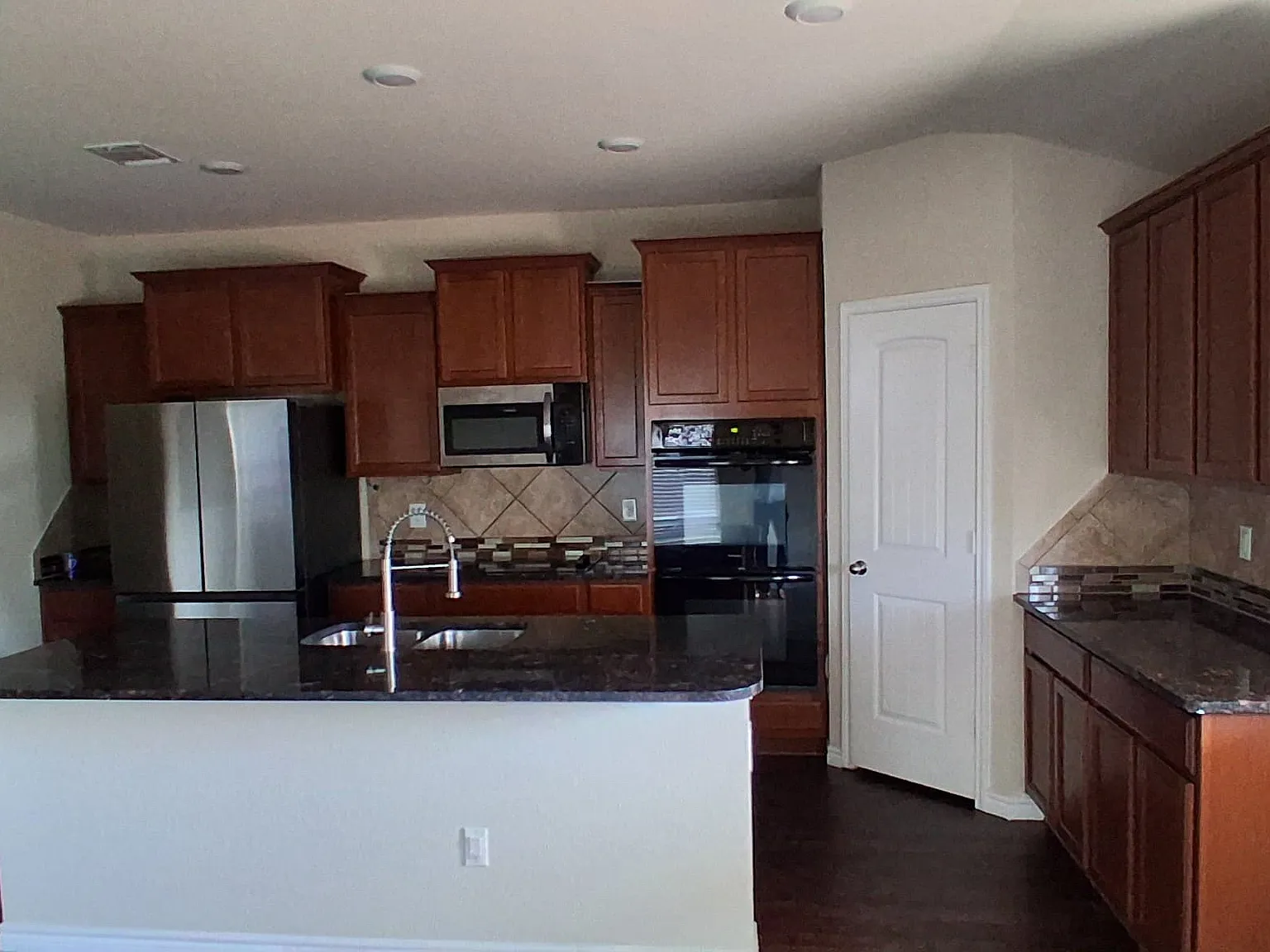 4 bed, 2024 sqft, $1,950 — Photo 4