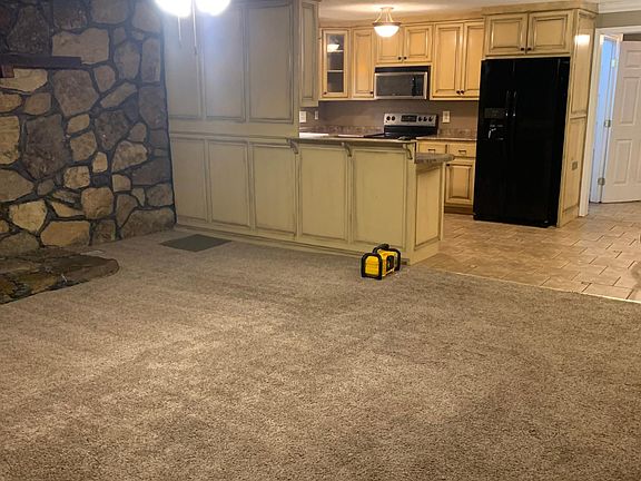 Spacious living with dining area in kitchen.