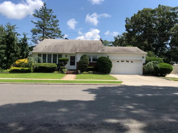 20 Powell St, Freeport, NY 11520