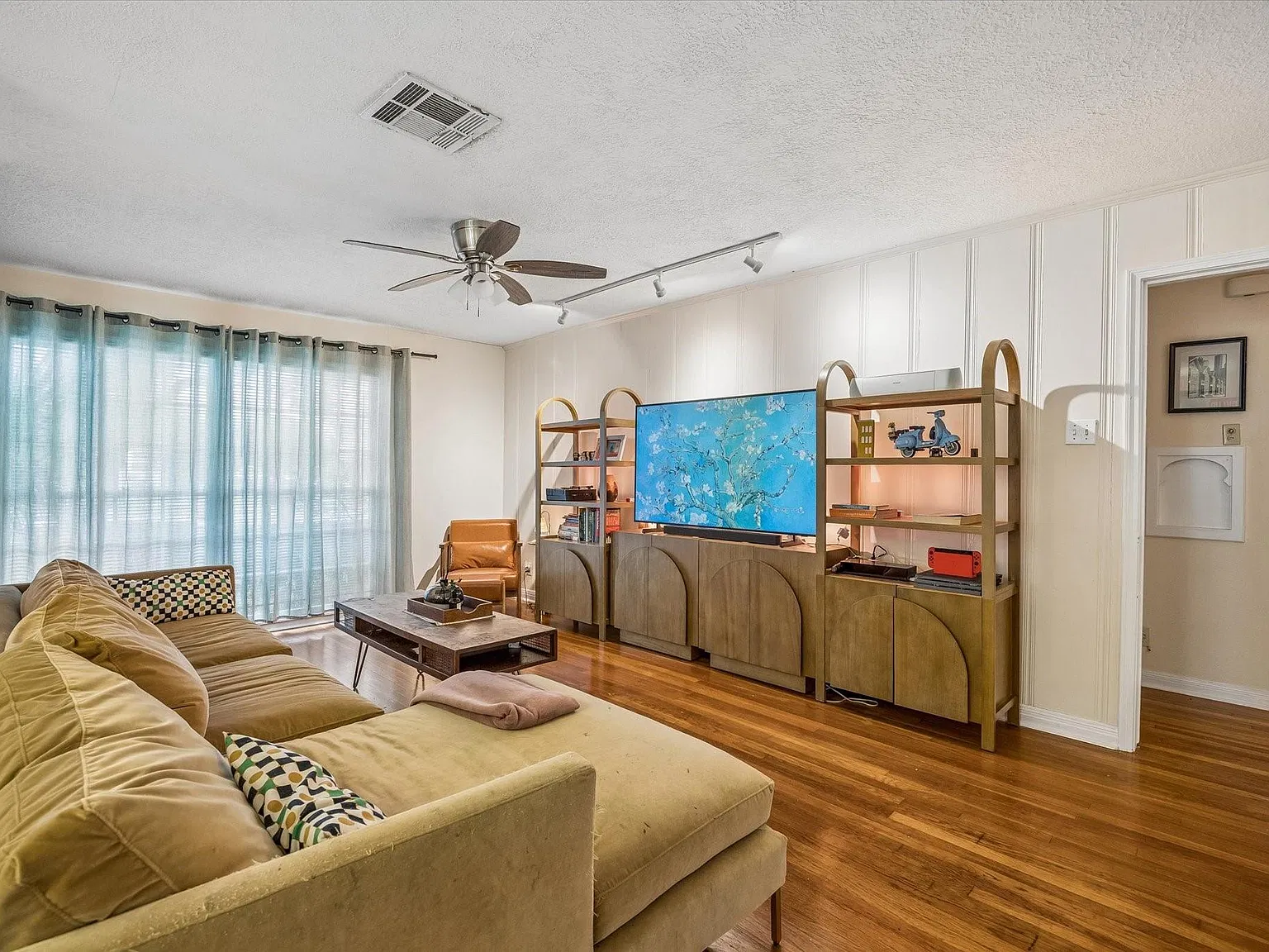 3 bed, 1.0 bath, 1352 sqft, $2,400 — Photo 4