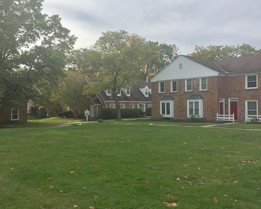 1st image of 8 Richmond Sq #19