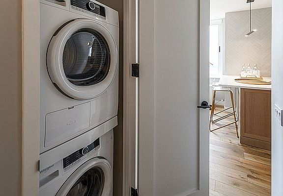 5th image of 560 W 43rd St APT 39D