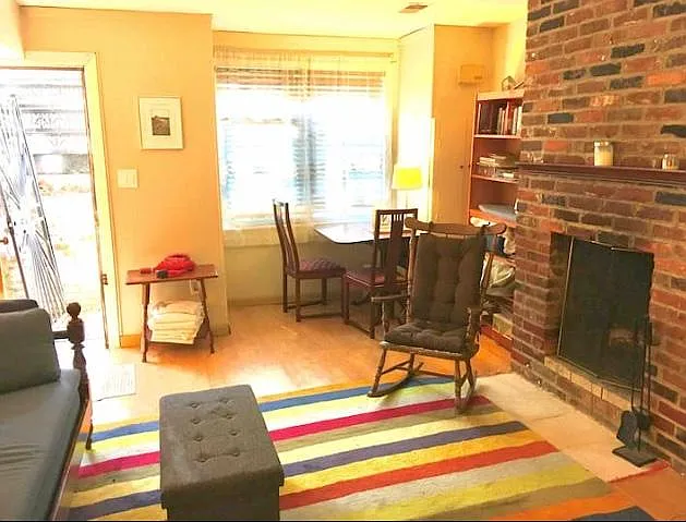 602 Acker Pl NE photo 1