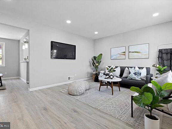 3rd image of 8102 Analee Ave