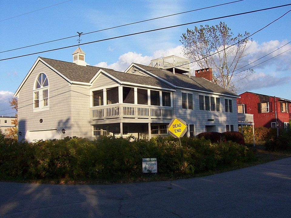 Exterior View (Fall)