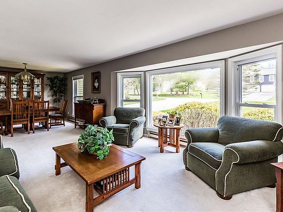 5th image of 10 Gillette Ln
