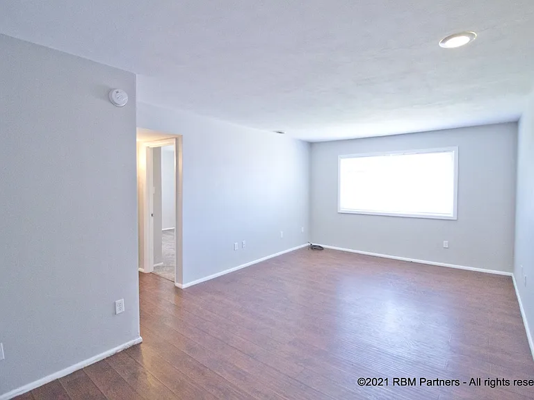 1500-1514 Schiller Ave — Photo 6
