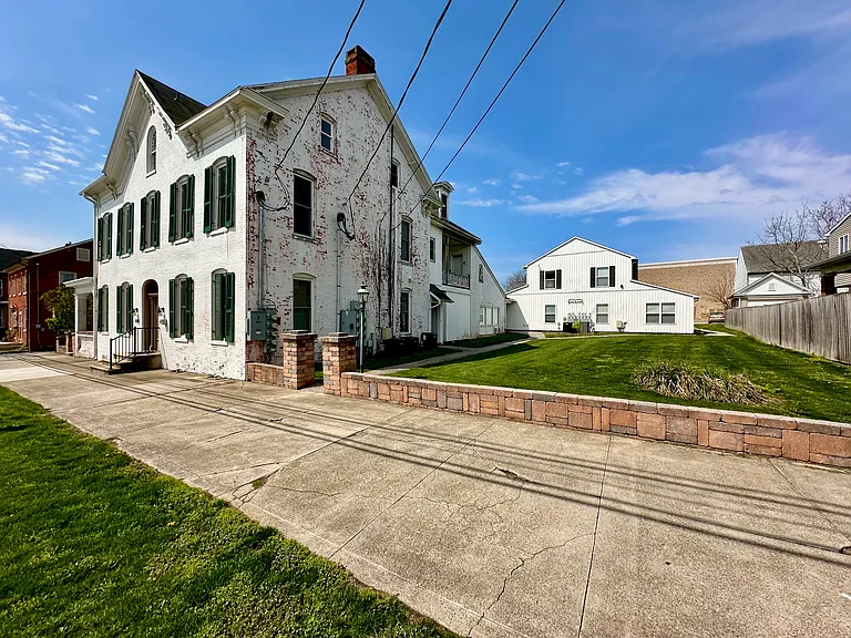 558 Broadway, Apt 1 - Front with Side Yard and with available On-Street Parking (even after 5 PM)