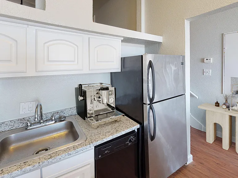 The Oceanfront Galveston Apartments — Photo 16
