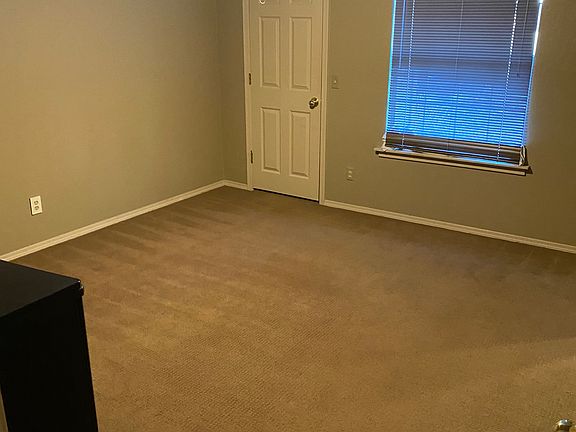 3rd image of 931 W Parkway Dr