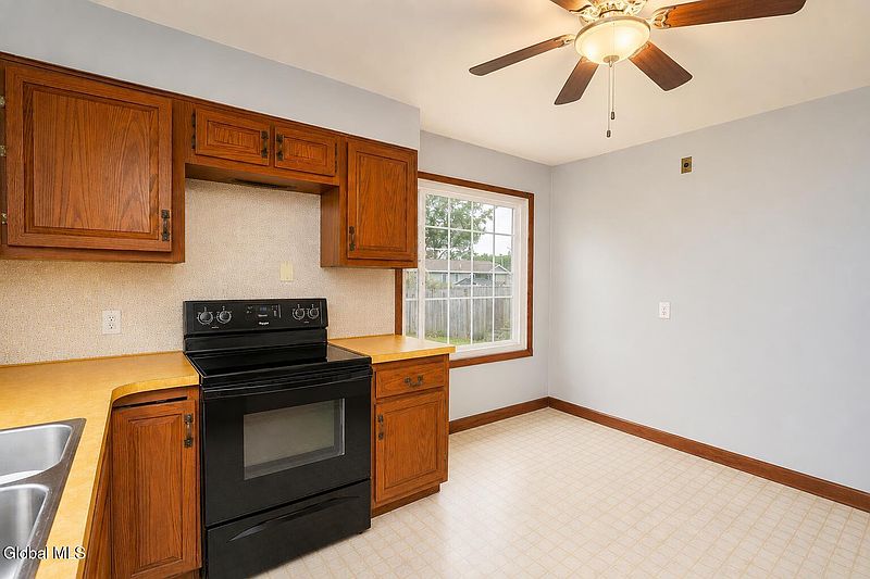 5th image of 90 Clizbe Avenue