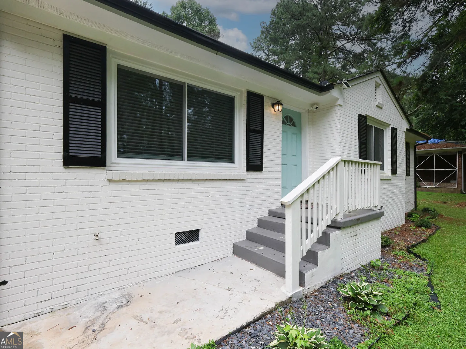 3 bed, 2.0 bath, 1216 sqft, $2,100 — Photo 3