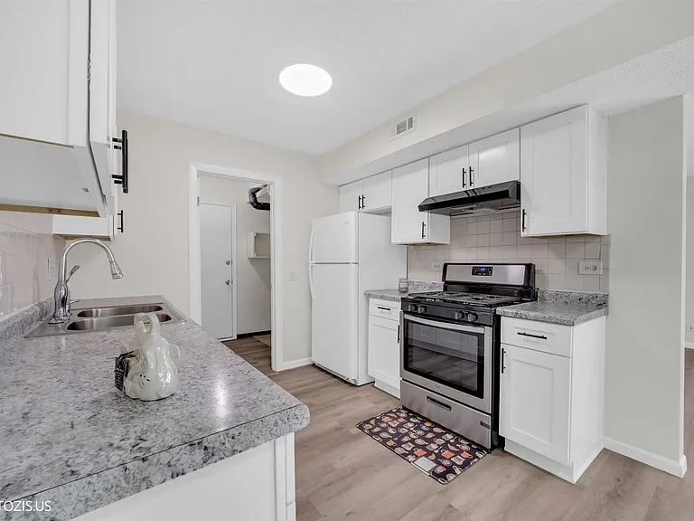 1405 Merrimac Ln N — Photo 16