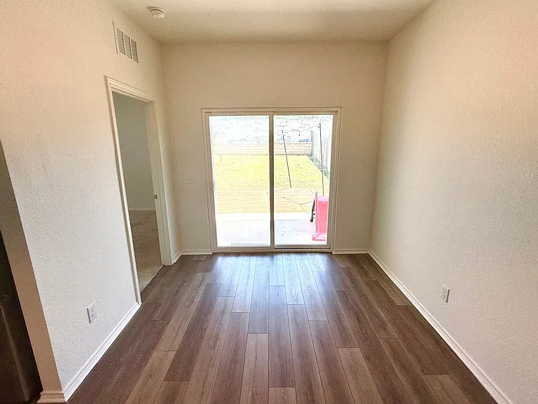 5006 Jovian — Photo 7