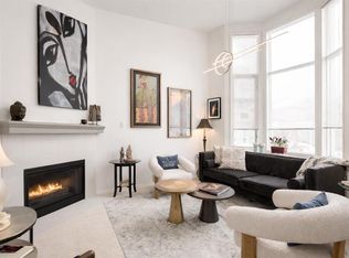 318 S Hawkstone Mnr NW, Calgary, AB T3G 3X2