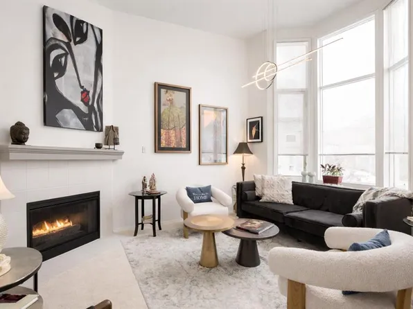 318 S Hawkstone Mnr NW, Calgary, AB T3G 3X2