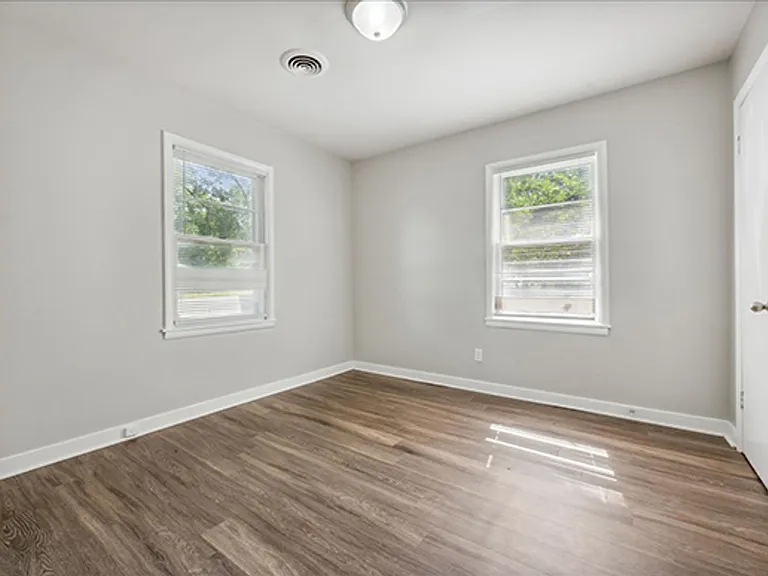 2048 Whitney Ave — Photo 18