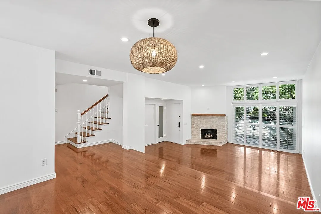 2 bed, 2.5 bath, 1734 sqft, $6,250 — Photo 2