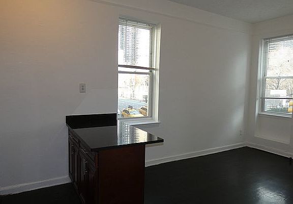 5th image of 250 E 35th St APT 2D