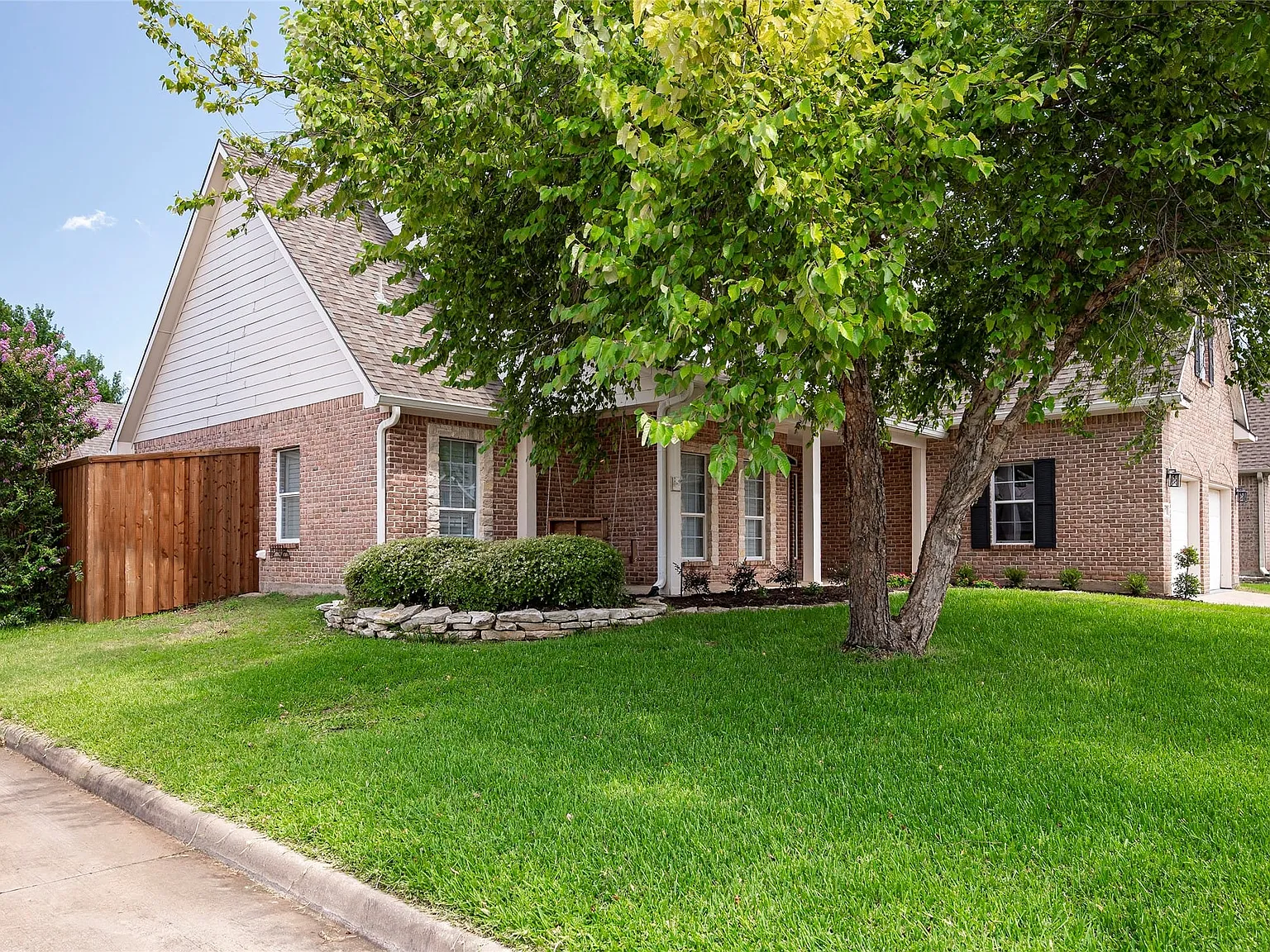 3 bed, 2.0 bath, 2063 sqft, $3,000 — Photo 3