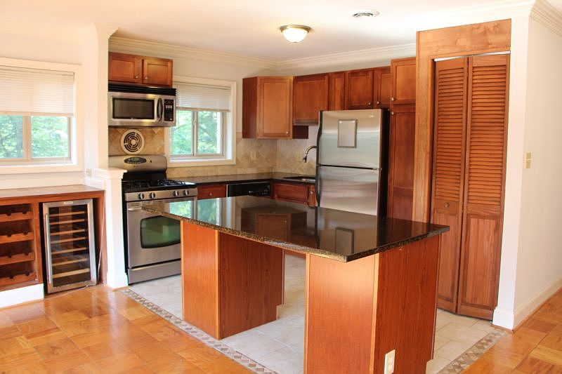 1st image of 1415 N Oak St APT 303