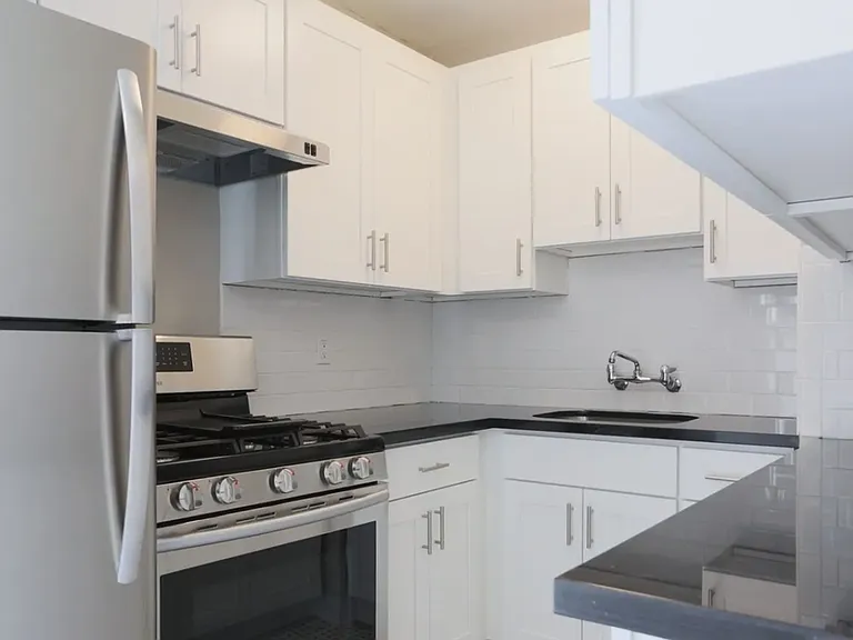 Swansonia Apartments — Photo 27