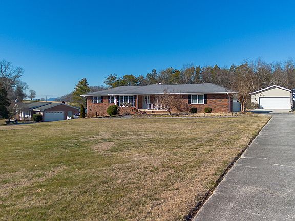 2nd image of 1567 Laurel Hills Cir
