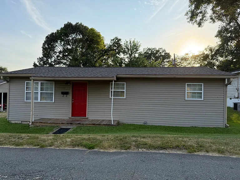 806 Adrian St — Photo 1