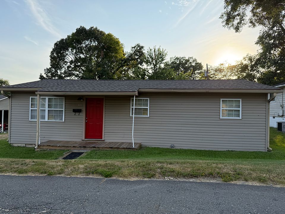 1st image of 806 Adrian St