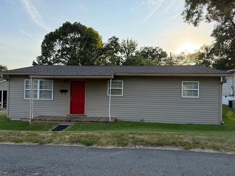806 Adrian St